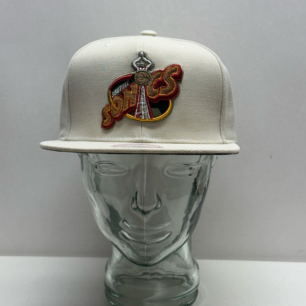 Mitchell & Ness NBA Seattle Supersonics Snapback Hat Camo Under Visor Cream OSFA